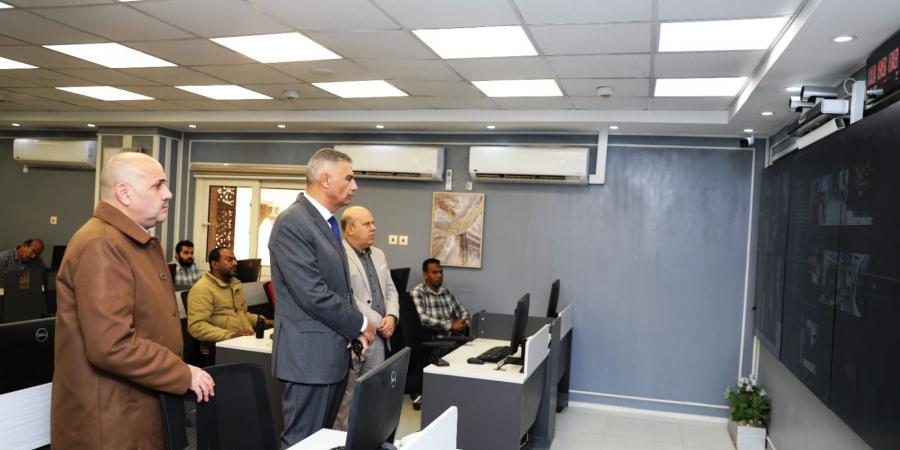 محافظ أسوان يتابع أعمال التصويت داخل اللجان بجولة الإعادة