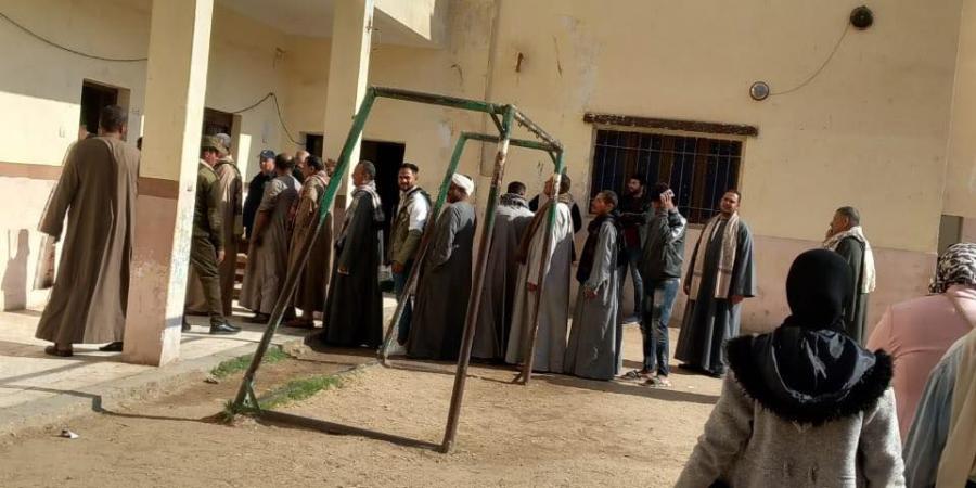 الجلباب البلدي يزين الطوابير.. إقبال بلجان مركز المنيا مع فتح باب التصويت في انتخابات مجلس النواب
