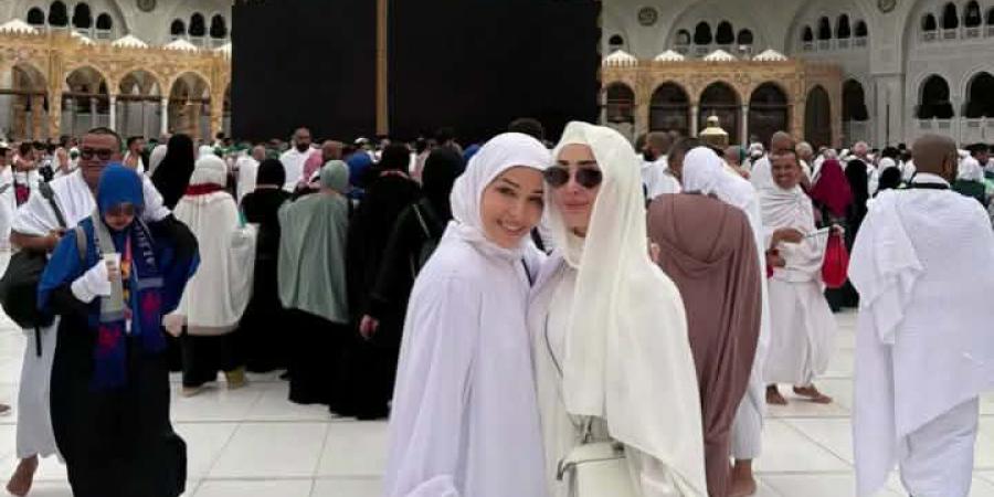 تزامنا مع أزمة تامر حسني الصحية.. بسمة بوسيل تؤدي مناسك العمرة