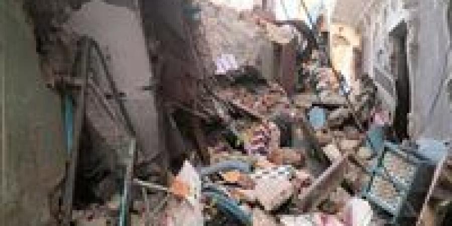 إصابة 3 أشخاص وتحطيم سيارتين في انهيار عقار ببولاق الدكرور