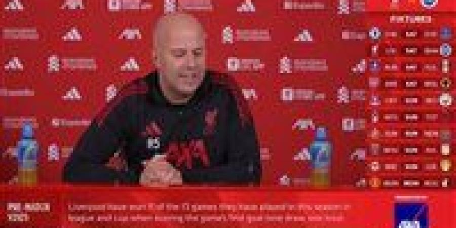 آرني سلوت يوضح موقفه من بقاء محمد صلاح داخل ليفربول