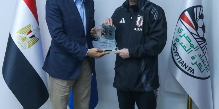 مصطفى عزام يستقبل رئيس بعثة منتخب اليابان ويتبادلان الدروع