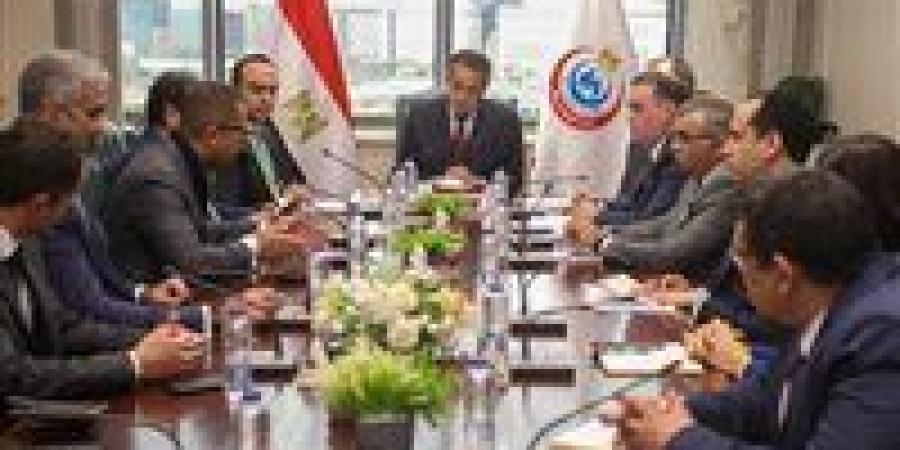 وزير الصحة يعقد اجتماعاً لمناقشة الموقف التنفيذي الحالي لمشروع ميكنة التأمين الصحي الشامل