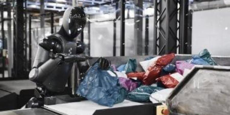 روبوت بشرى يفرز الطرود لمدة ساعة كاملة (فيديو)