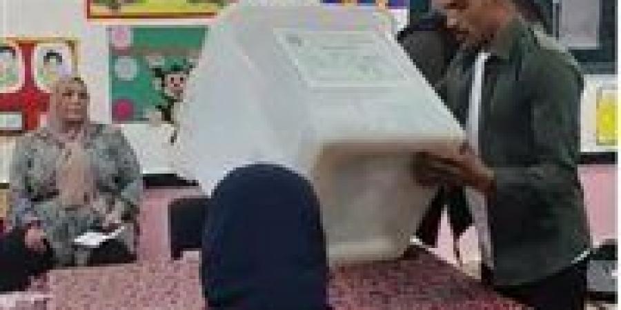 بدء
      أعمال
      فرز
      الأصوات
      في
      55
      دائرة
      انتخابية
      بالمرحلة
      الثانية
      من
      نتخابات
      مجلس
      النواب