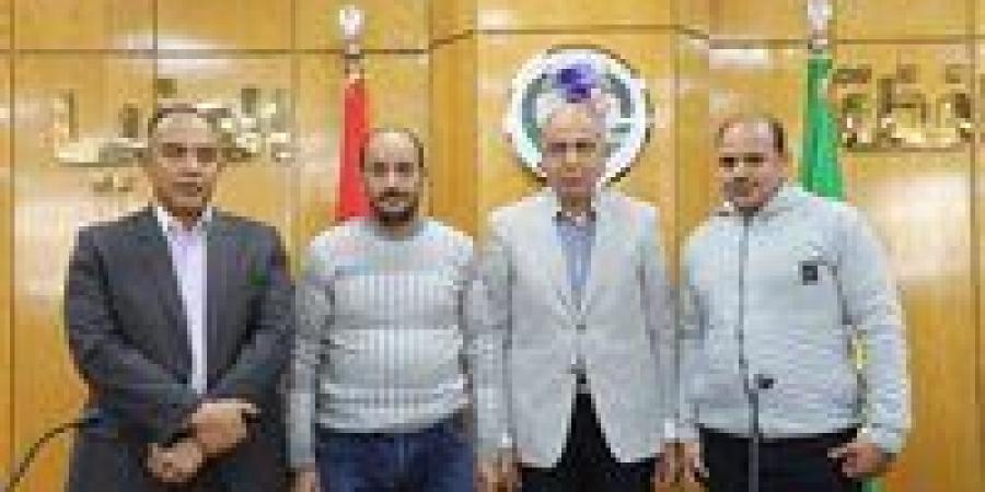 محافظ
      المنيا
      يُكرم
      فريق
      شركة
      الغاز
      للتعامل
      المهنى
      مع
      حادث
      انهيار
      منزل
      بحي
      غرب