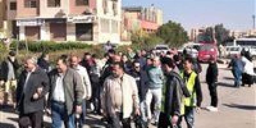 توافد
      عمال
      المصانع
      في
      الساعات
      الأولى
      للإدلاء
      بأصواتهم
      في
      اليوم
      الأخير
      لجولة
      الإعادة
      بدائرة
      منوف
      والسادات