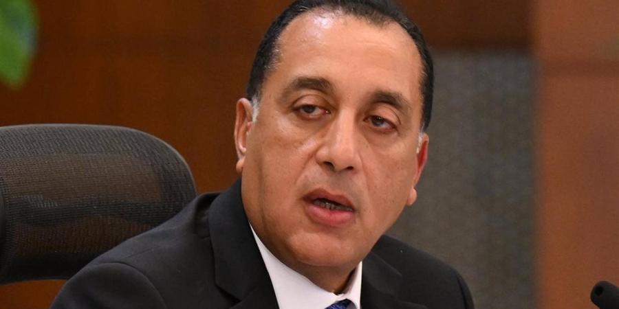 رئيس
      الوزراء
      يصل
      مطار
      القاهرة
      عائدًا
      من
      لبنان