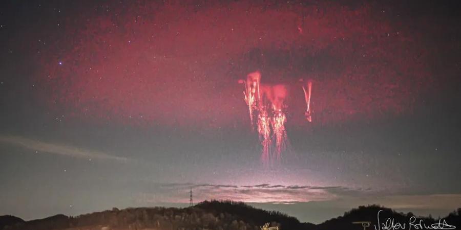 التقاط اثنتين من أندر ظواهر البرق على الأرض تحدث فى وقت واحد.. صورة