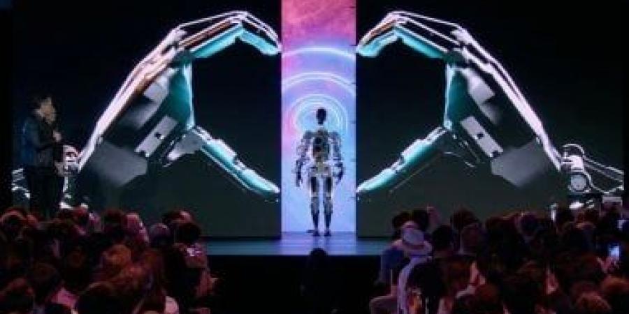 يوزع الفشار على الزوار.. تسلا تستعرض روبوتها البشرى «أوبتيموس» في برلين (فيديو)