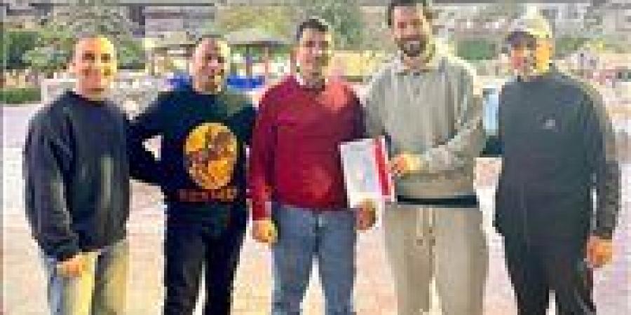 الداخلية
      يضم
      محمد
      شاهين
      مهاجم
      السكة
      الحديد
      موسم
      ونصف