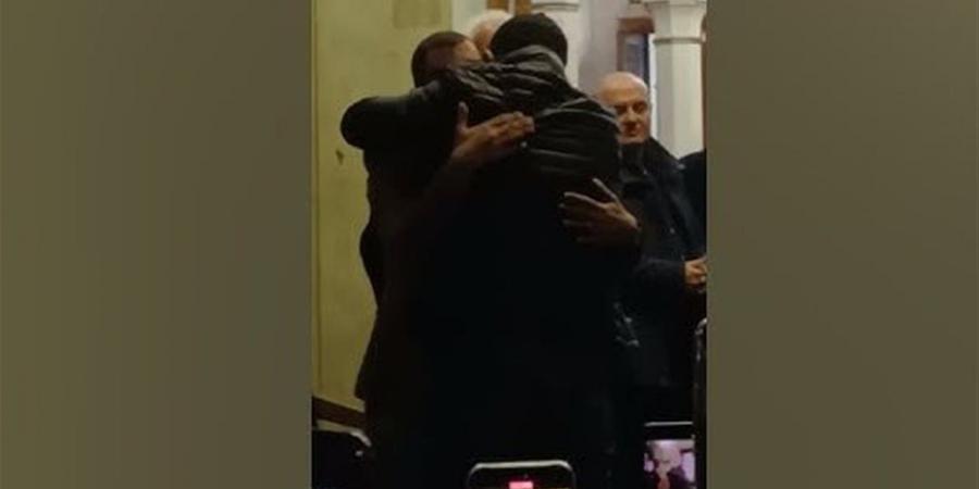 جدع
      طول
      عمره..
      أحمد
      السقا
      يواسي
      الفيشاوي
      في
      عزاء
      والدته
      (فيديو)