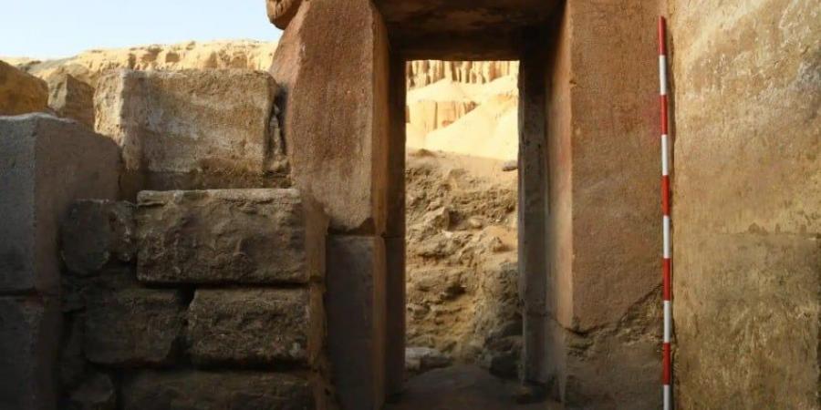 صحيفة فرنسية تبرز الكشف الأثرى لبقايا معبد الوادى للملك "نى أوسر رع"