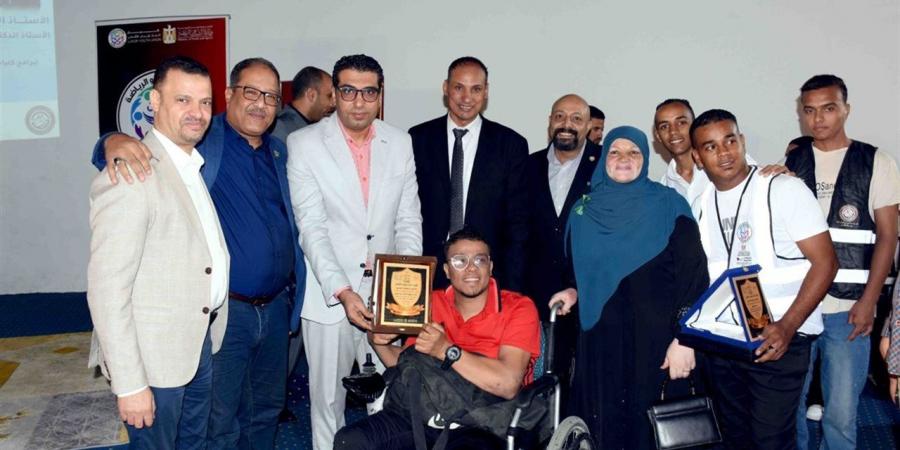 نائب
      محافظ
      الأقصر
      يبحث
      36
      شكوى
      خلال
      لقاء
      اليوم
      المفتوح
      مع
      المواطنين