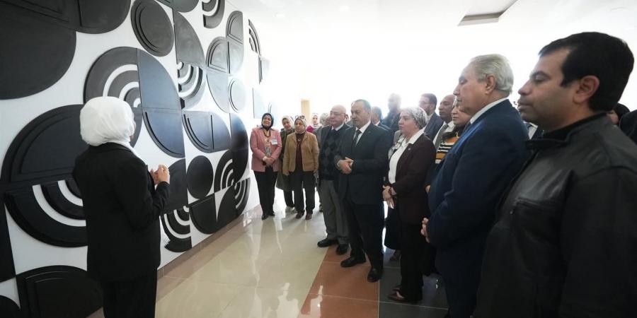 محافظ
      أسيوط
      يفتتح
      معرض
      "الشفرة"
      بجامعة
      بدر