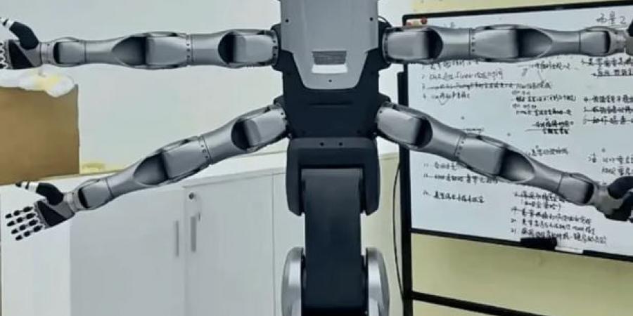 الصين تكشف عن أول روبوت بشرى بستة أذرع