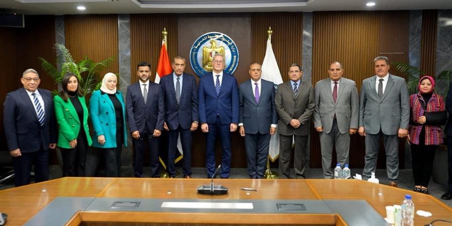 لأول
      مرة
      في
      مصر..
      شراكة
      جديدة
      للبحث
      عن
      البترول
      والغاز
      بالصحراء
      الغربية