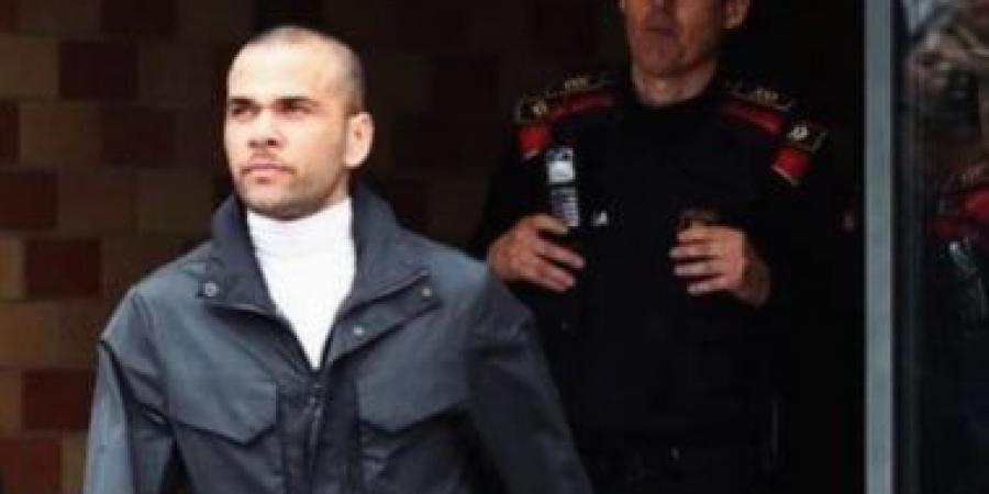 داني ألفيس يقترب من العودة إلى الملاعب من بوابة نادي برتغالي