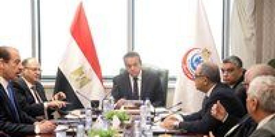 وزير
      الصحة
      يعقد
      اجتماعًا
      موسعًا
      لبحث
      دعم
      وتمكين
      توطين
      الصناعات
      الدوائية
      في
      مصر