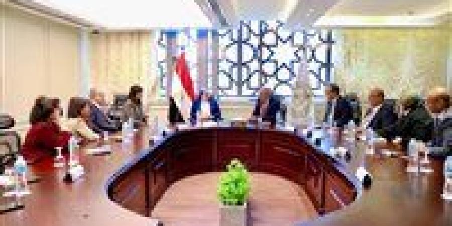 وزير
      التعليم
      يطلق
      حملة
      «طفل
      متوازن..
      مجتمع
      متماسك»
      لتعزيز
      الصحة
      النفسية
      والقيم
      الأخلاقية
      بالمدارس