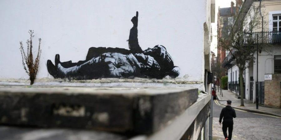 جدارية جديدة لـ بانكسى تصور أطفالاً يتأملون النجوم فى لندن