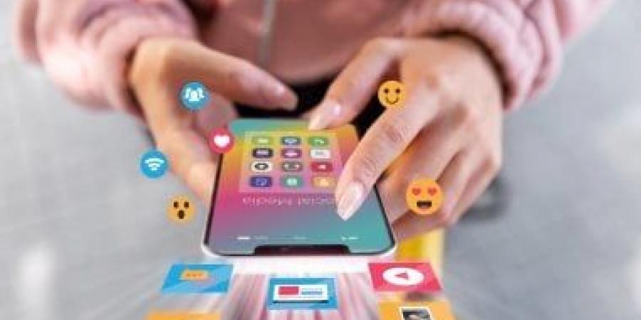 يورونيوز: عدة دول أوروبية تدرس تقييد أو حظر وصول القاصرين لوسائل التواصل الاجتماعى