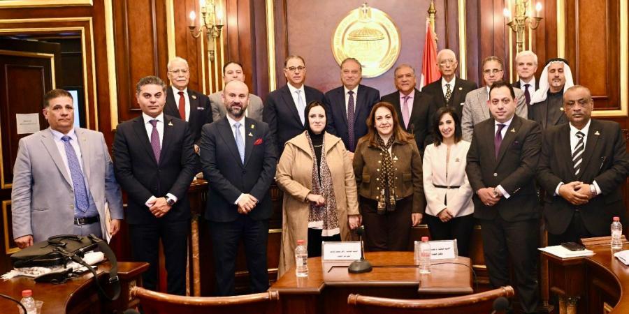 النائب
      باسم
      كامل
      يؤكد
      على
      اهمية
      العمل
      لزيادة
      فرص
      التوظيف
      للمصريين
      بالخارج