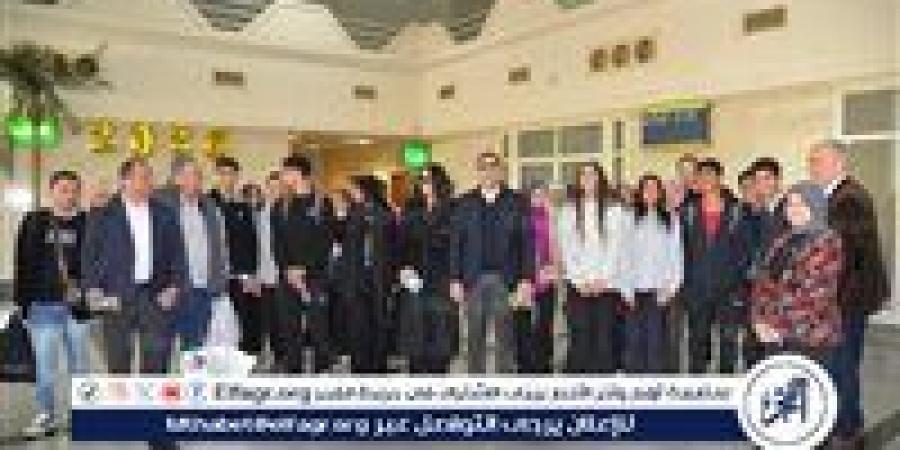 محافظ
      أسيوط:
      استمرار
      استقبال
      الوفود
      السياحية
      عبر
      الخط
      الجوي
      المنتظم
      لتعزيز
      السياحة
      الدينية