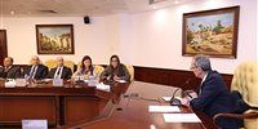 وزير
      الاتصالات
      يعقد
      مائدة
      مستديرة
      مع
      لجنة
      التحول
      الرقمى
      بغرفة
      التجارة
      الأمريكية
      بالقاهرة