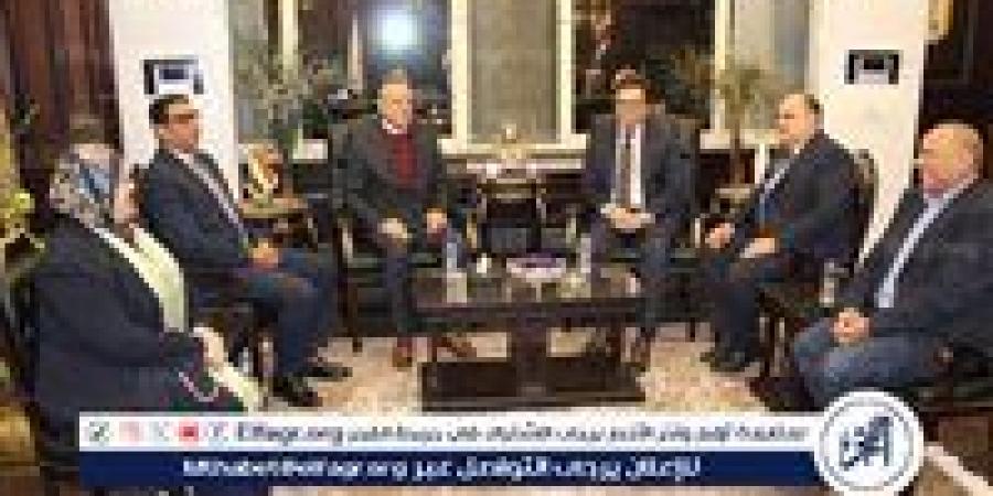 وزير
      الثقافة
      يلتقي
      محافظ
      الأقصر
      لبحث
      تكثيف
      التعاون