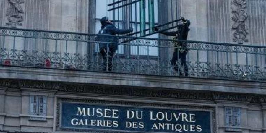 متحف اللوفر يضع حواجز حديدية على النافذة المستخدمة فى عملية السطو