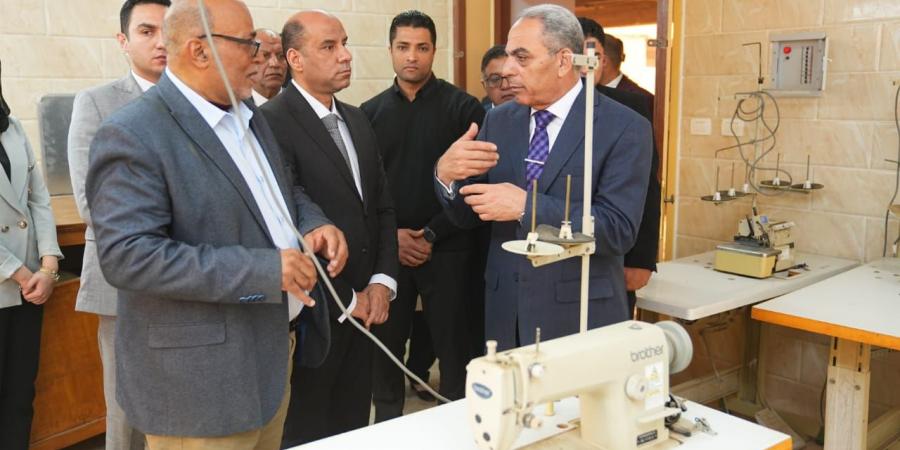 وزير العمل يبدأ زيارته للإسماعيلية بدعم التدريب والتشغيل وتسليم عقود لذوي الهمم