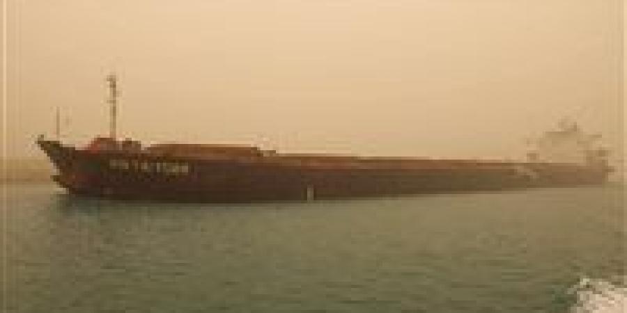 نجاح جهود قاطرات الإنقاذ البحري بقناة السويس في تعويم سفينة الصب" XIN TAIN YUAN"