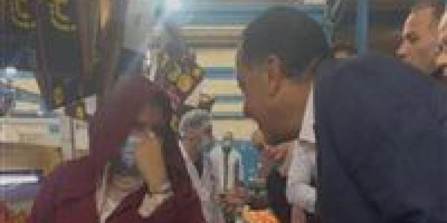 «بتاخدوا مرتب كويس».. رئيس الوزراء يجري لقاء ودي مع العاملين في مصنع ببنها