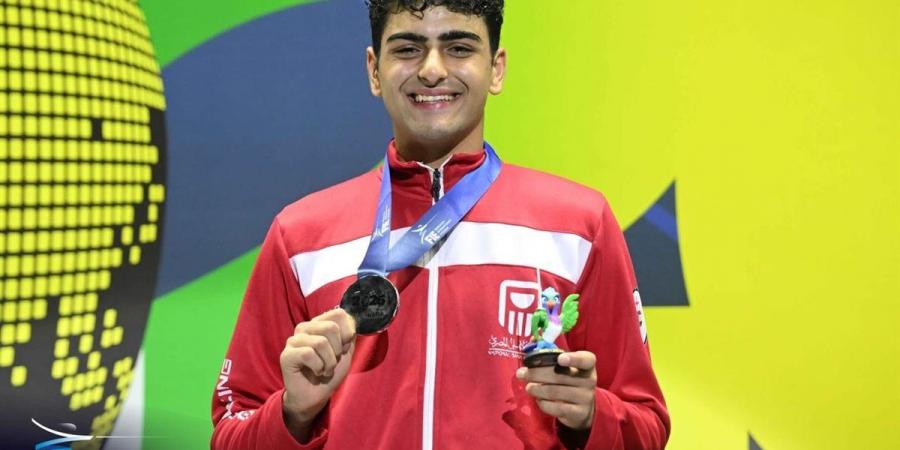 نبيل يهنئ عبدالرحمن طلبة على «فضية» سلاح الشيش في بطولة العالم للناشئين