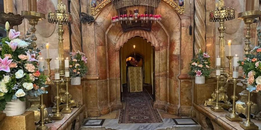 القبر المقدس يكتسي حلة العيد في قلب كنيسة القيامة