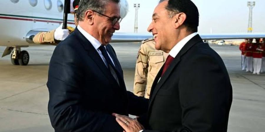 رئيس الوزراء يستقبل نظيره المغربي في مطار القاهرة الدولي