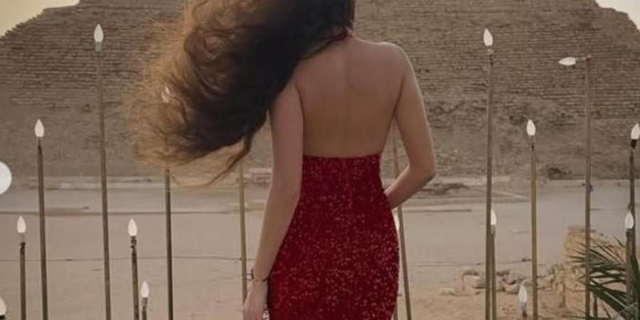 هنا يسري تتألق في أحدث جلسة تصوير بالأحمر أمام هرم سقارة