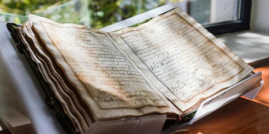 العثور على مخطوطة تاريخية مفقودة منذ قرن منحت صانعى المخمل تقديرا اجتماعيا