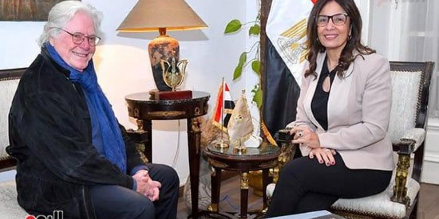 وزيرة الثقافة تجدد الثقة فى حسين فهمى رئيسا لمهرجان القاهرة السينمائى