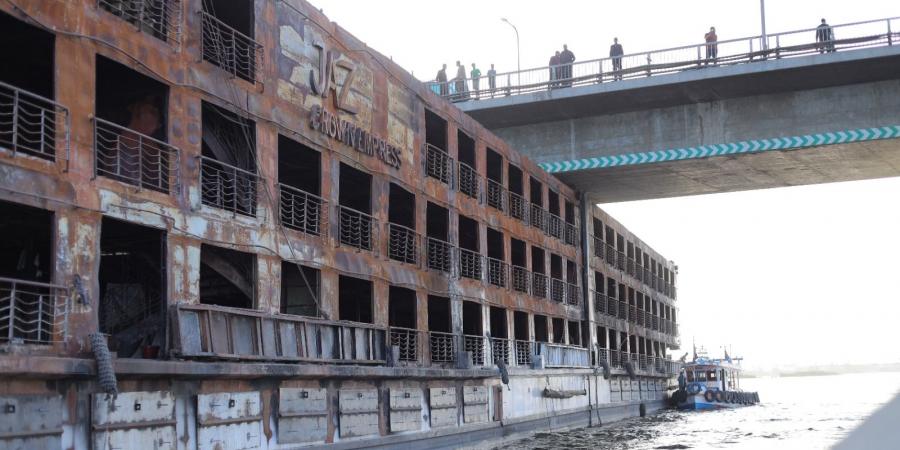 نجاح الجهود في تسيير باخرة نيلية علقت في الكمرة الرئيسية لكوبري دندرة بقنا