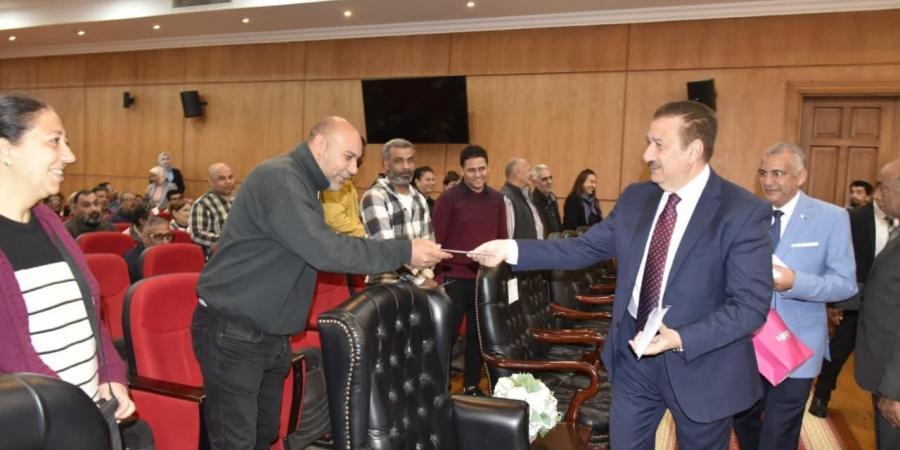 محافظ بورسعيد يهنئ الإخوة الأقباط بقرب عيد القيامة ويؤكد: وحدة النسيج الوطني أساس قوة الدولة