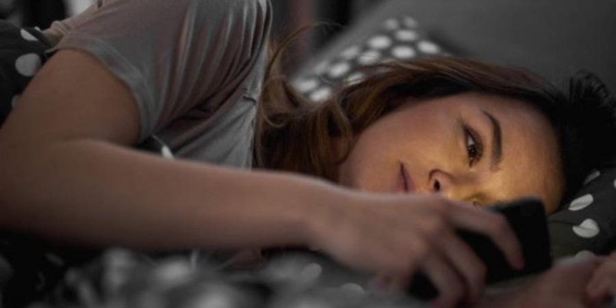 استخدام الهاتف قبل النوم.. كيف يؤثر على جودة النوم والمناعة؟