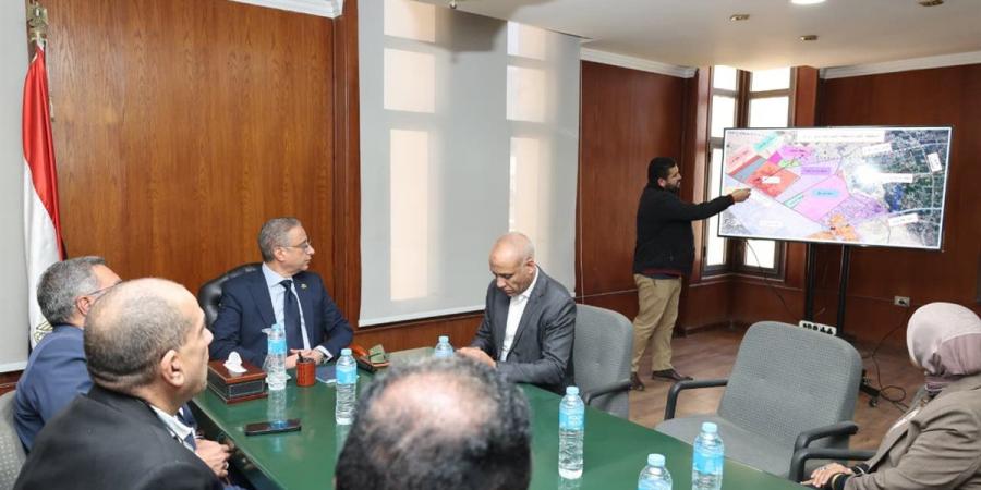 محافظ الجيزة يلتقي الجهاز التنفيذي للمنطقة الصناعية بأبو رواش لمتابعة المشروعات والتحديات