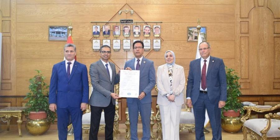 رئيس جامعة بنها يتسلم شهادات الأيزو لإدارة الجامعة