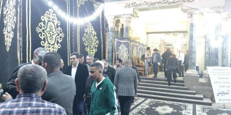 أحمد هنو ووليد قانوش وخالد سرور فى عزاء زينب السجينى بمسجد عمر مكرم