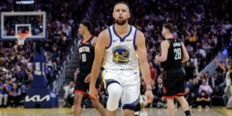 عرض أحذية نجم كرة السلة ستيفن كارى فى مزاد علنى.. تخيل سعرها