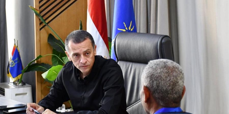 لحل مشكلاتهم.. محافظ أسوان يواصل لقائه مع المواطنين ويستمع لمطالبهم