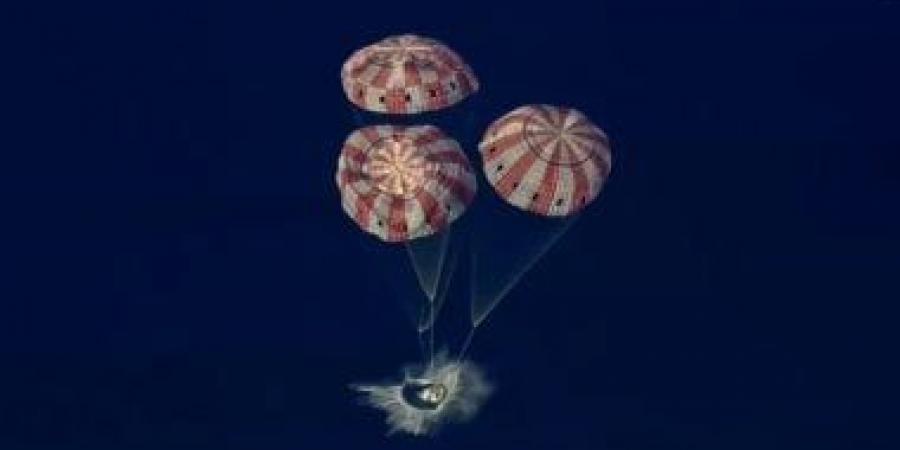 لحظة تاريخية لهبوط رواد فضاء أرتميس 2 فى المحيط بعد رحلة القمر.. فيديو