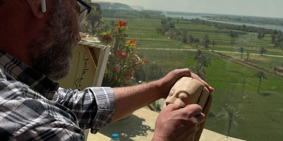 قبل الختام.. فنانون من دول مختلفة يبدعون داخل ورشة ملتقى جبل الطير بالمنيا